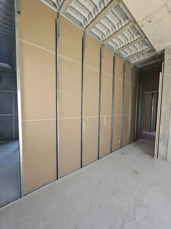 Pose de cloisons pour maison en construction à Vallauris, Saint-Tropez, 13 Plaque